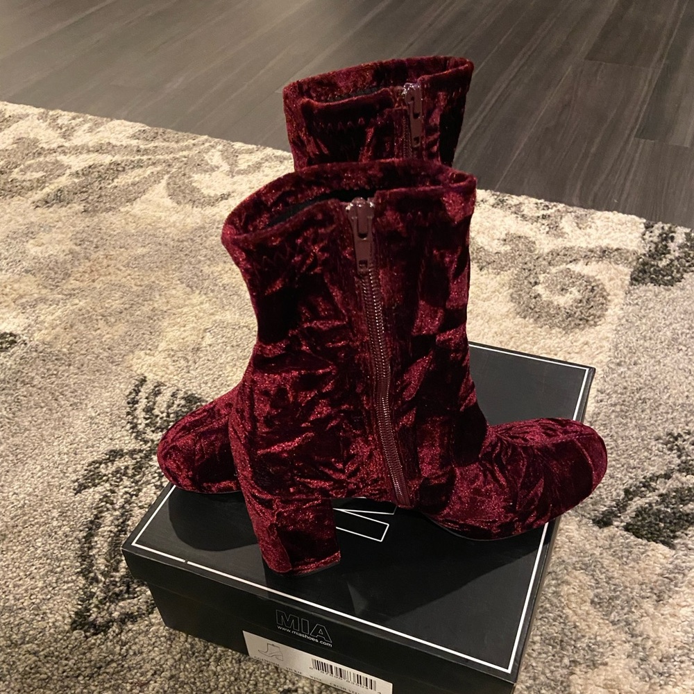 Gorgeous Crushed Velvet boots ~ Size 8.5 ~ Wine